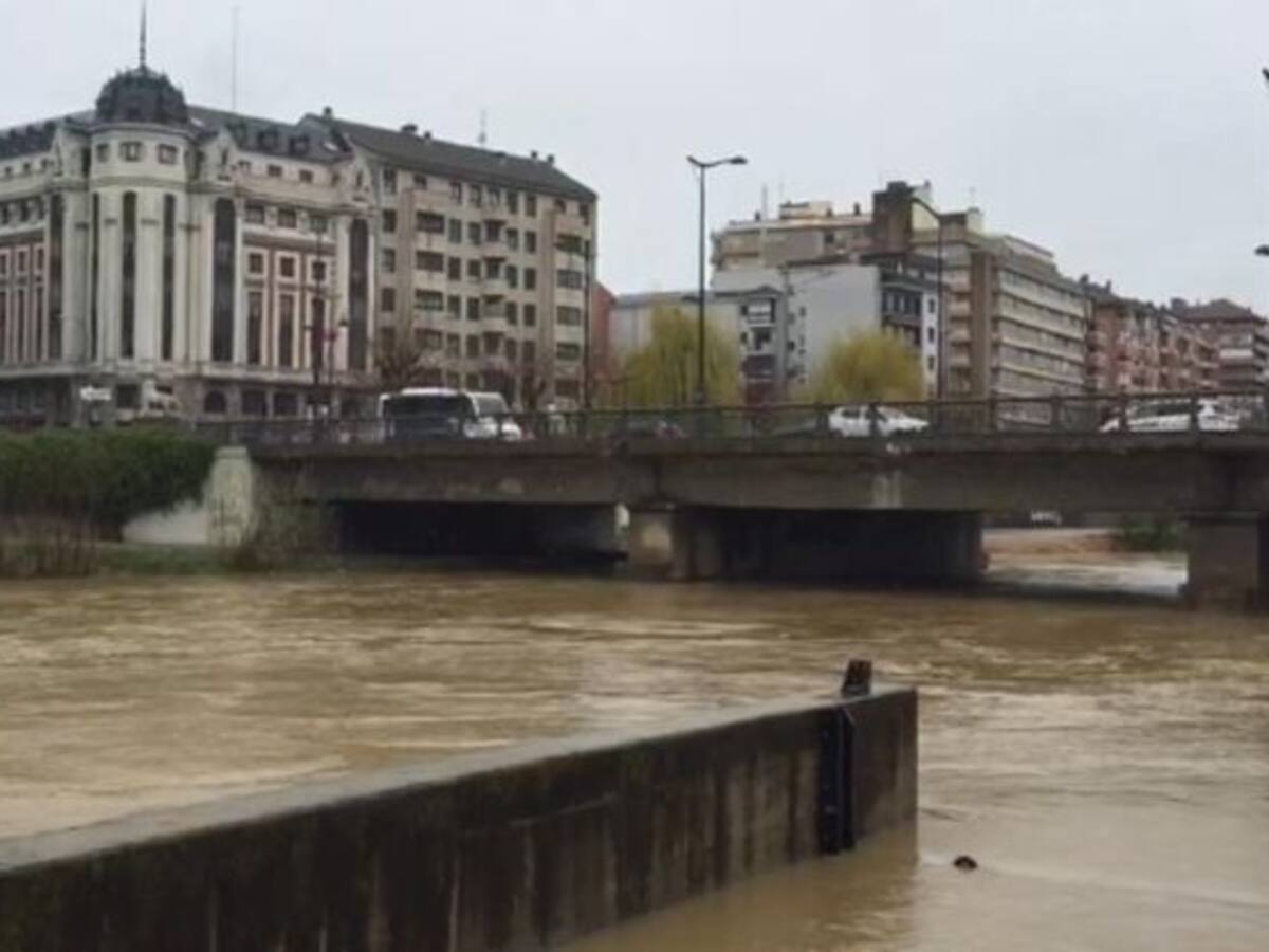 El Bernesga, a punto de desbordarse a su paso por León capital