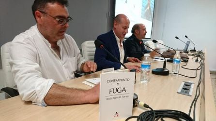 Momento de la Presentación, en primer plano Enrique Yerves, a continuación José Luis HIdalgo y Jesús Barroso