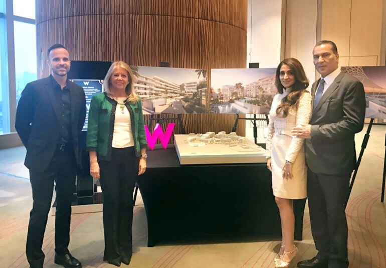 La alcaldesa de Marbella, Ángeles Muñoz, junto a los promotores del hotel W