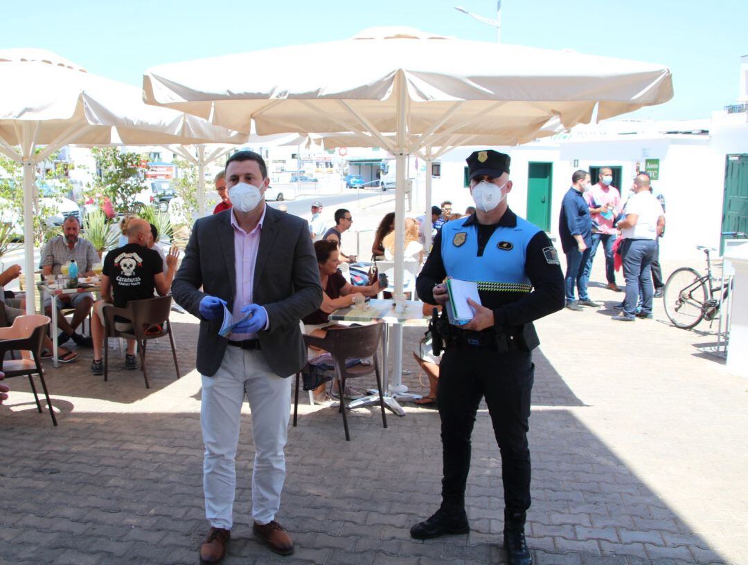 El alcalde de Yaiza, Óscar Noda, visitando terrazas en Playa Blanca.