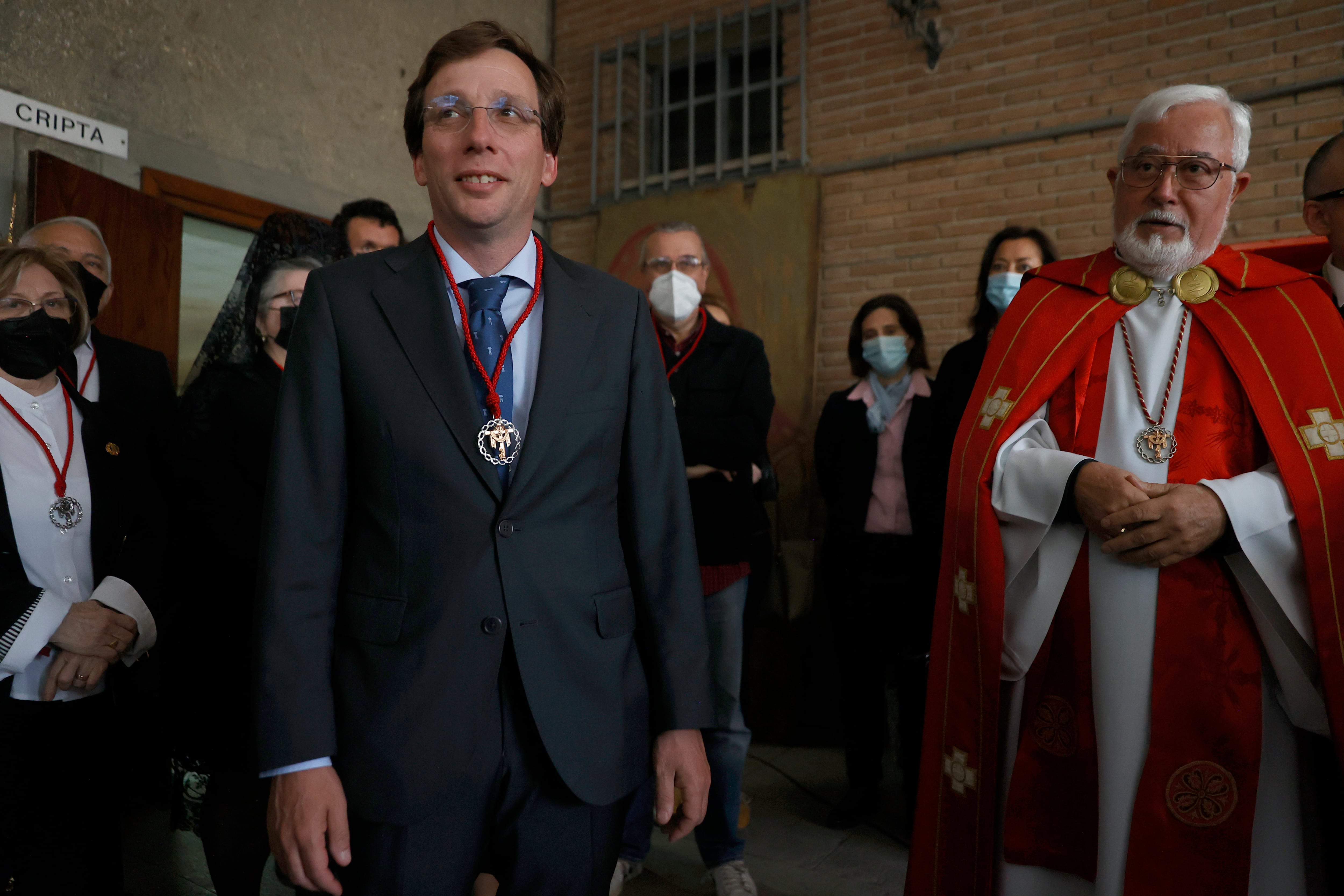 El alcalde de Madrid, José Luis Martínez-Almeida, recibiendo la medalla como nuevo hermano de la cofradía a su llegada a la procesión del Cristo del Camino