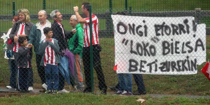 Aficionados dan la bienvenida al nuevo técnico argentino del Athletic de Bilbao, Marcelo Bielsa, en Lezama, donde ha dirigido su primer entrenamiento