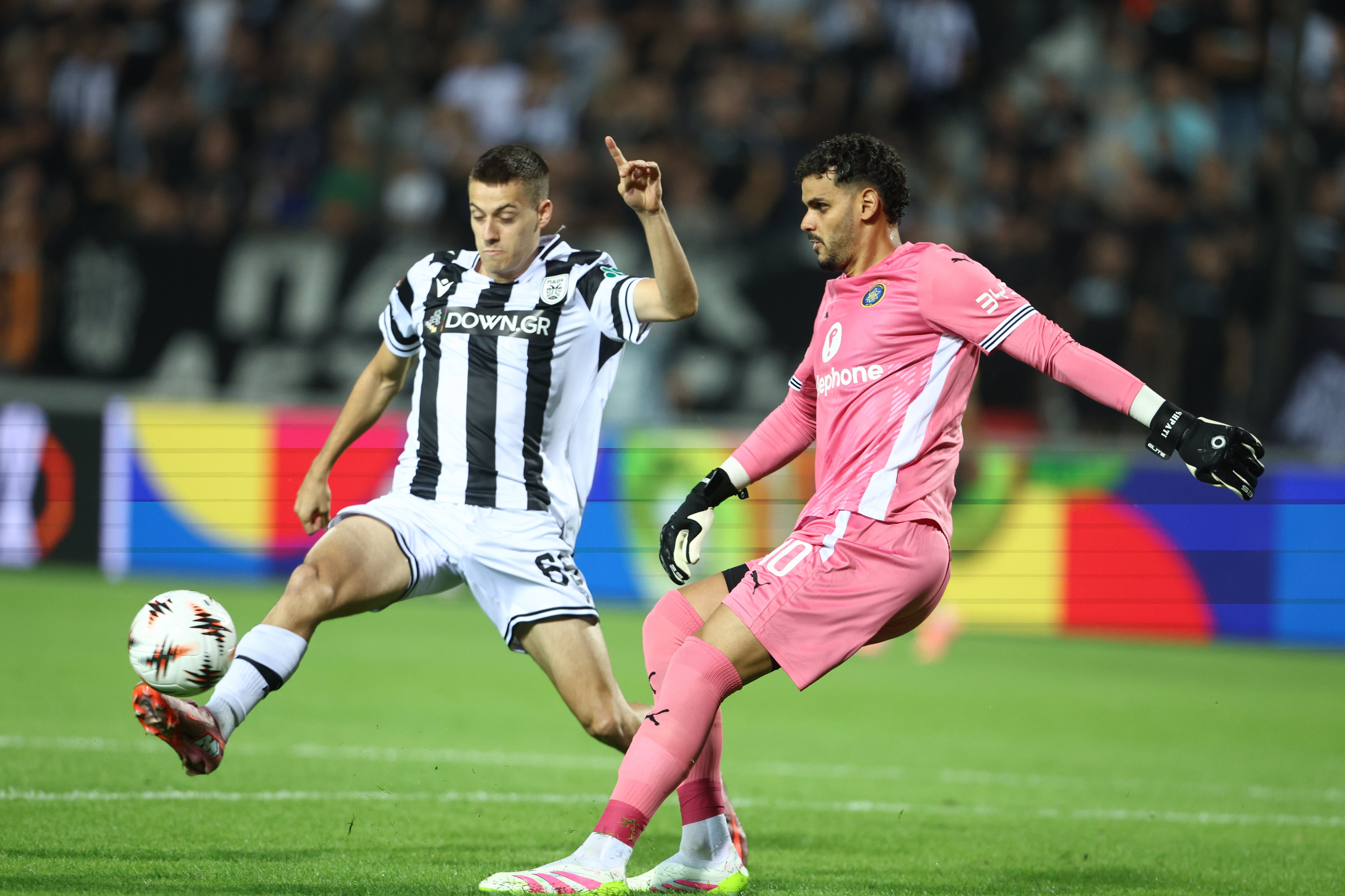 THESSALONIKI (Greece), 24/09/2025.- Giannis Konstantelias of PAOK (L) in action against the goalkeeper of Maccabi Tel Aviv Roi Mishpati (R) during the UEFA Europa League soccer match between PAOK and Maccabi Tel Aviv in Thessaloniki, Greece, 24 September 2025. (Grecia, Salónica) EFE/EPA/ACHILLEAS CHIRAS