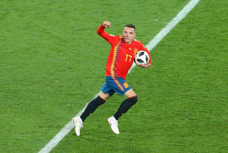 Aspas celebra un gol con la selección española