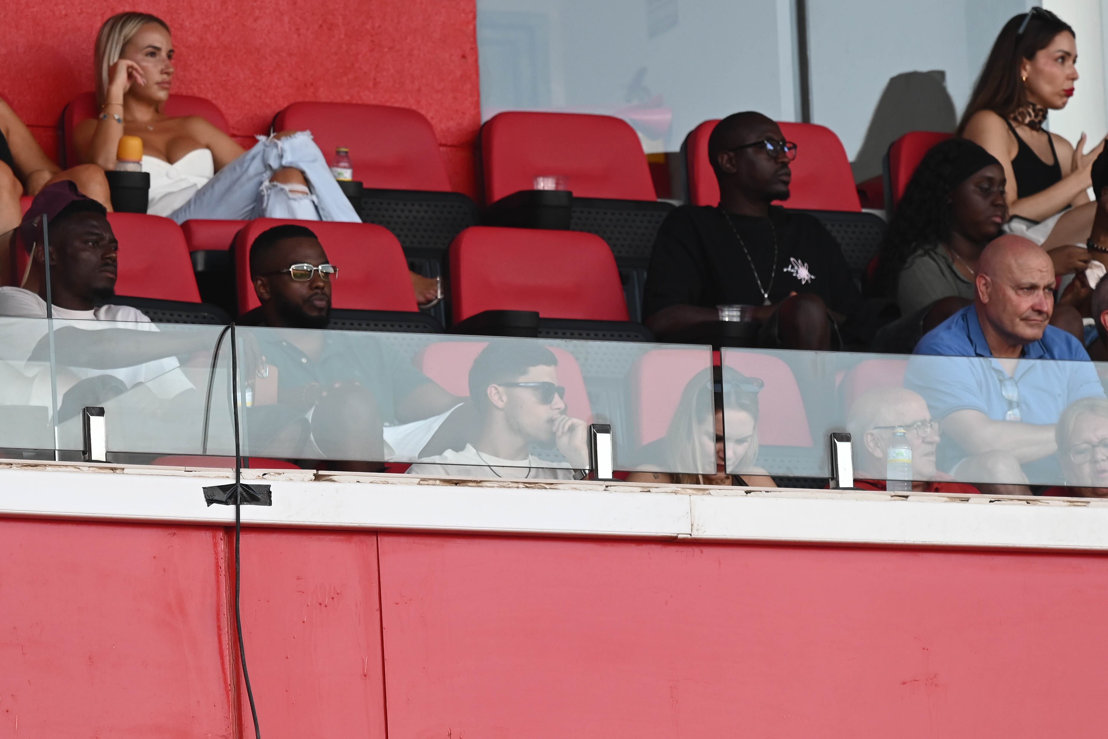 Lucas Robertone viendo jugar a su Almería desde un palco.