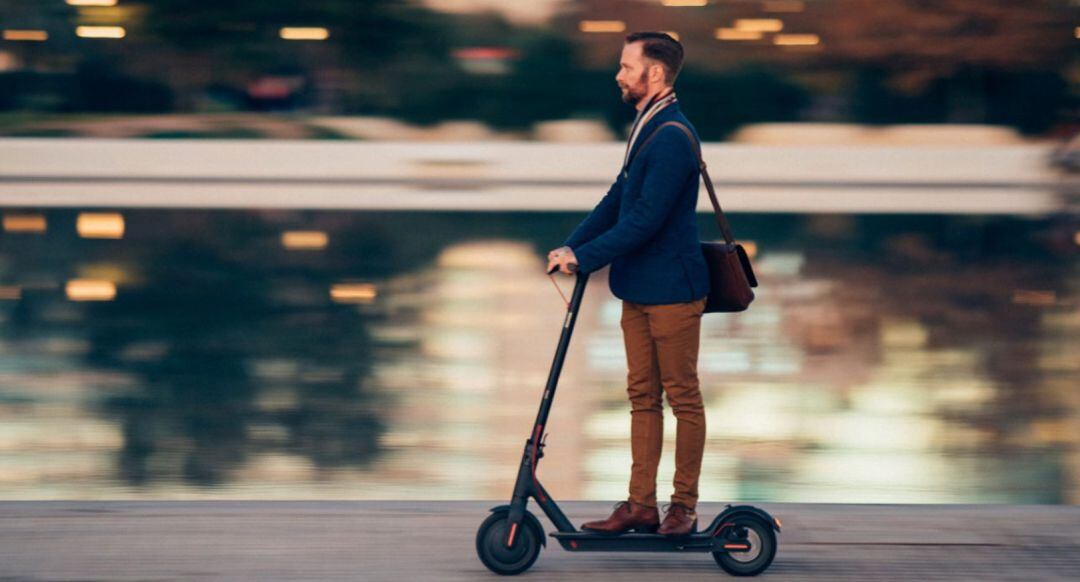 Un hombre se desplaza en patinete eléctrico