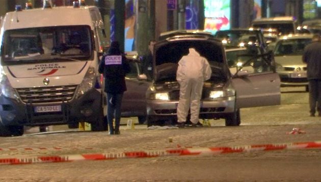 FOTOGALERÍA | Los agentes inspecciona el vehículo del atacante