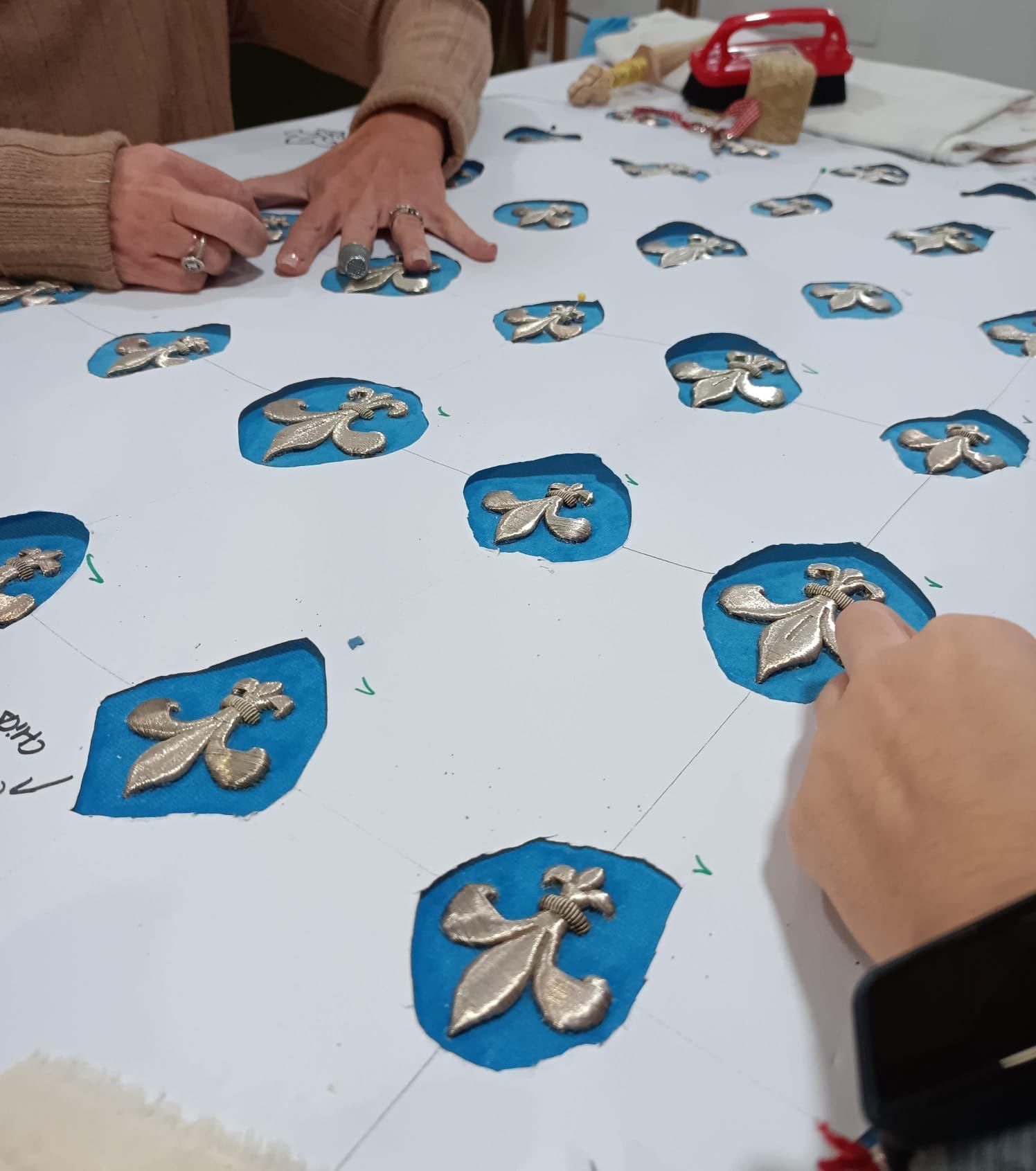 Trabajos del nuevo manto turquesa bordado en plata con cien flores de lis que lucirá la Virgen de Valme durante su traslado a Sevilla