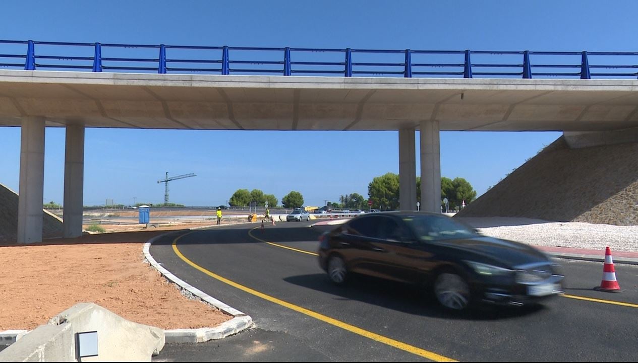 Obras en el nuevo acceso a la autovía AP7 al sur de Oliva.