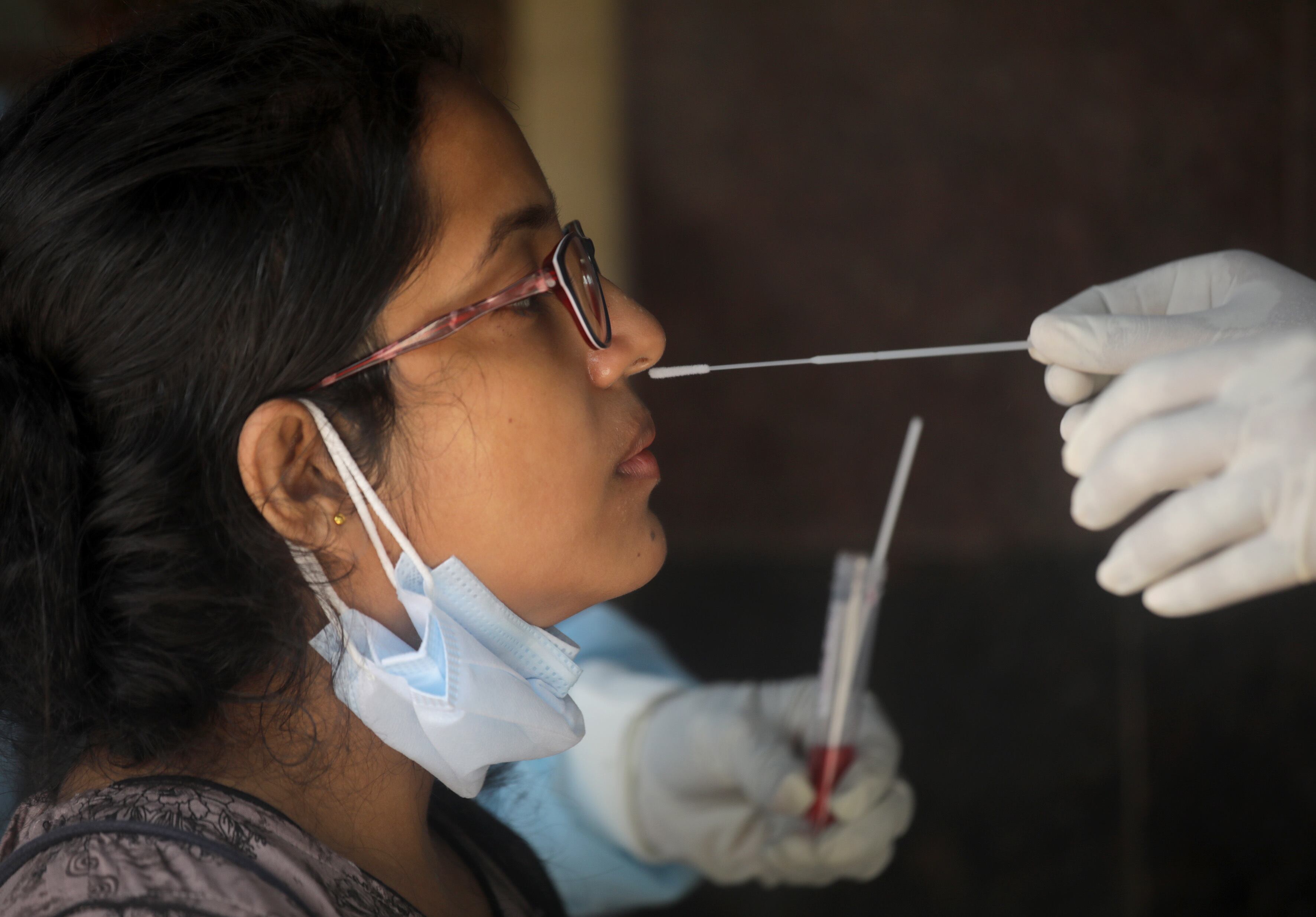 Kolkata (India), 04/07/2022.- An Indian woman undergoes a Covid-19 swab test at a government hospital amid rising cases of Covid19 infection in Kolkata, Eastern India, 04 July 2022. According to the Indian Health Ministry, fresh COVID-19 cases are rising rapidly with 16,103 people testing positive in the last 24 hours. EFE/EPA/PIYAL ADHIKARY
