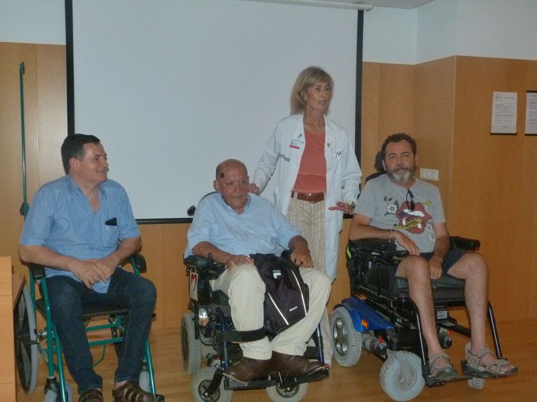 Afectados de esclerosis lateral en las jornadas realizadas por el Hospital de Sant Joan d&#039;Alacant, con motivo del Día Mundial contra la ELA.