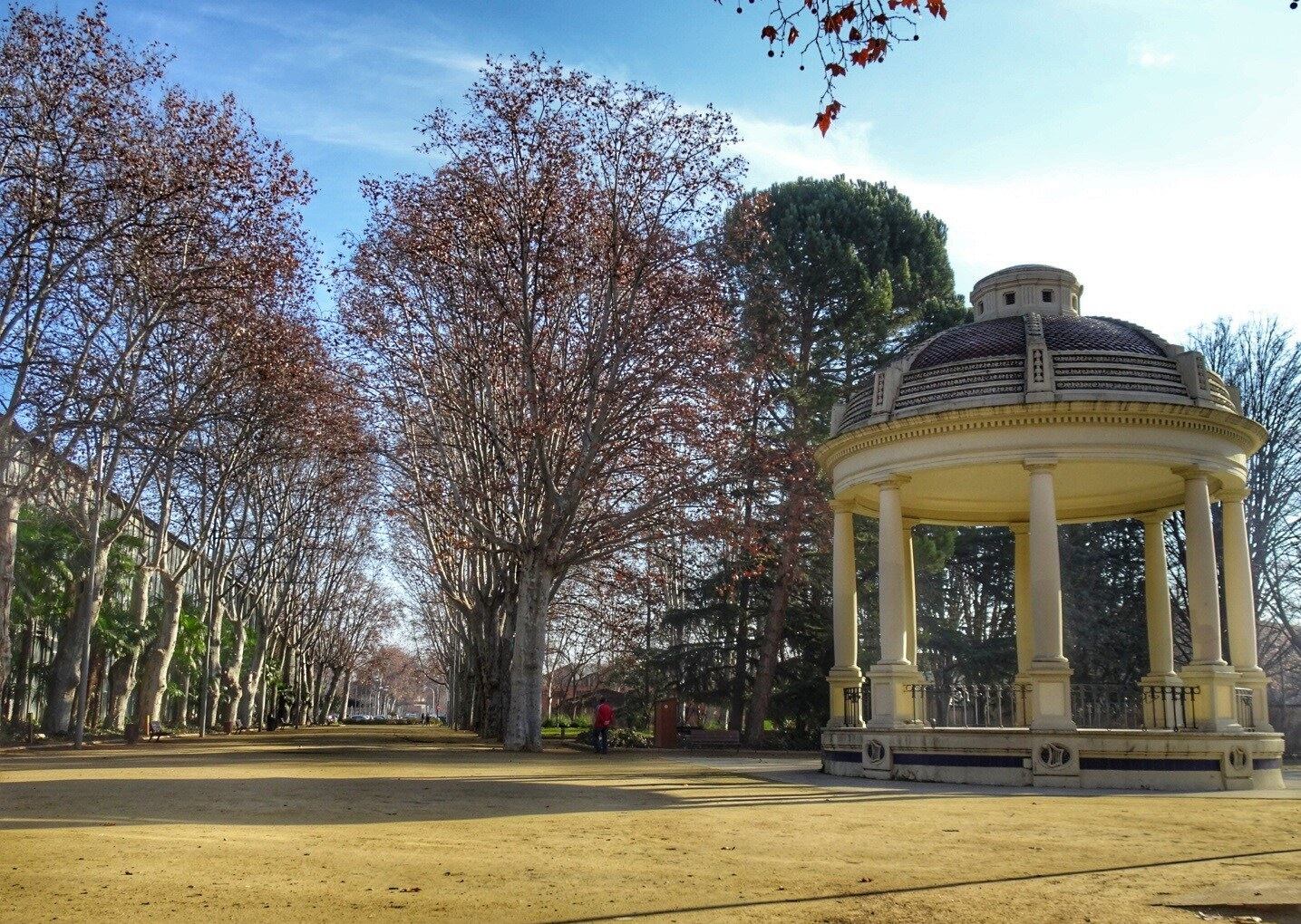 La Paeria proposa celebrar enguany Sant Jordi als Camps Elisis i aprofitar un festival de food-trucks que s&#039;hi celebrarà per allargar la festa del llibre i la rosa durant cinc dies. Els llibreters rebutgen allargar la festa, però es resignen al canvi d&#039;ubicació.