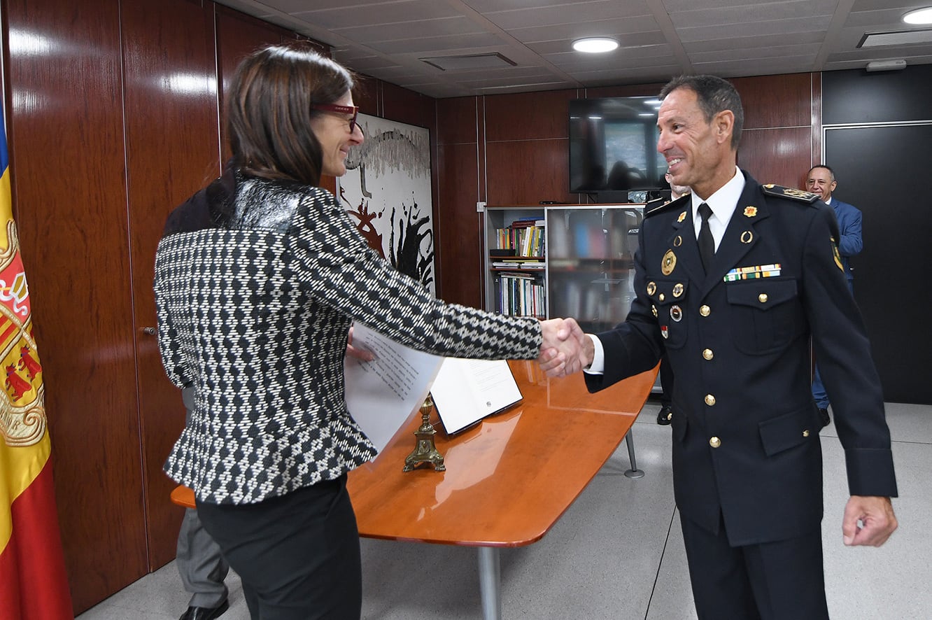 Burno Lasne pren possessió del seu càrrec de director de la Policia davant la ministra titular de la cartera, Esther Molné.