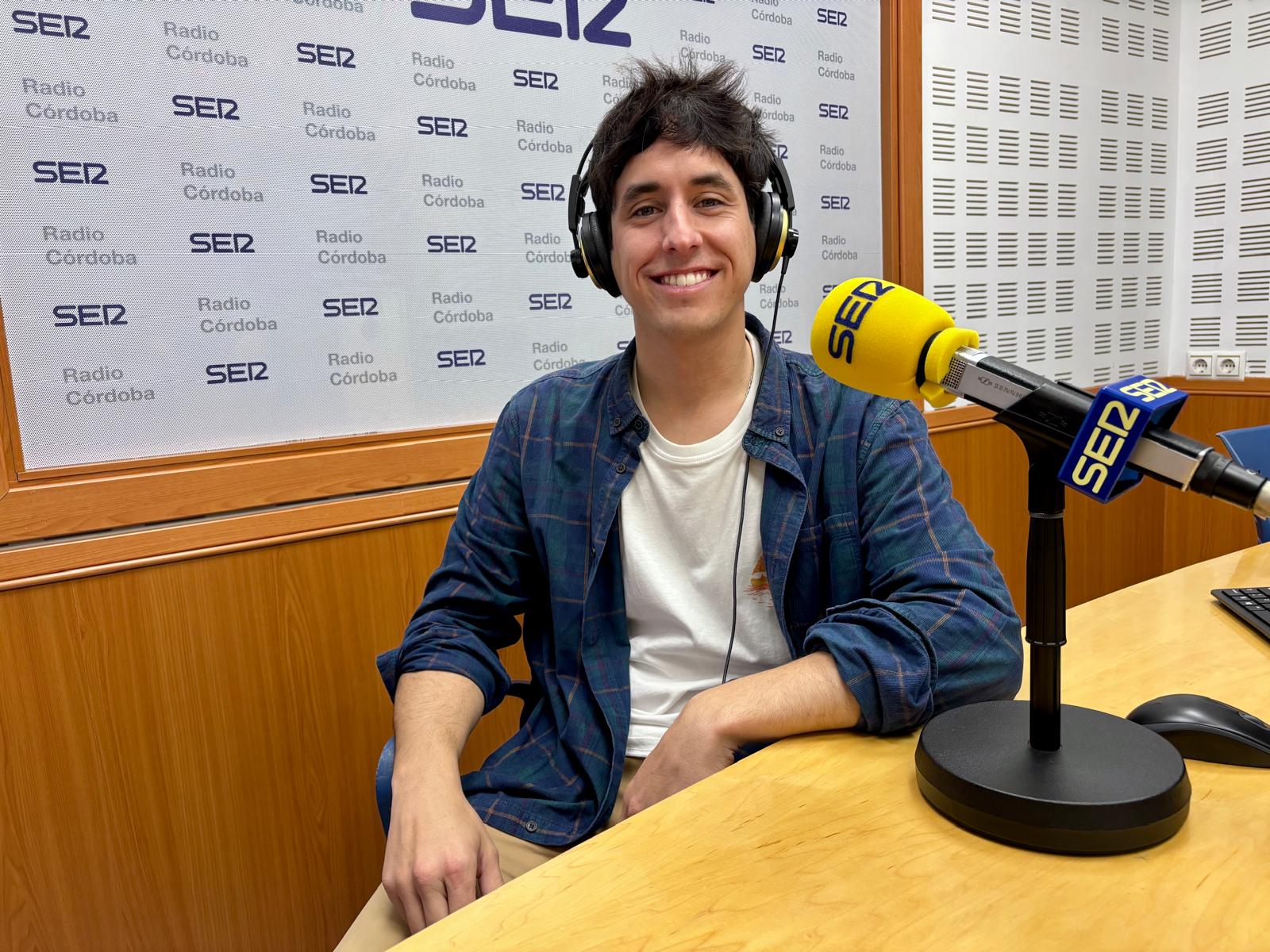 El director cinematográfico cordobés Luis Fernández, en los estudios de La SER