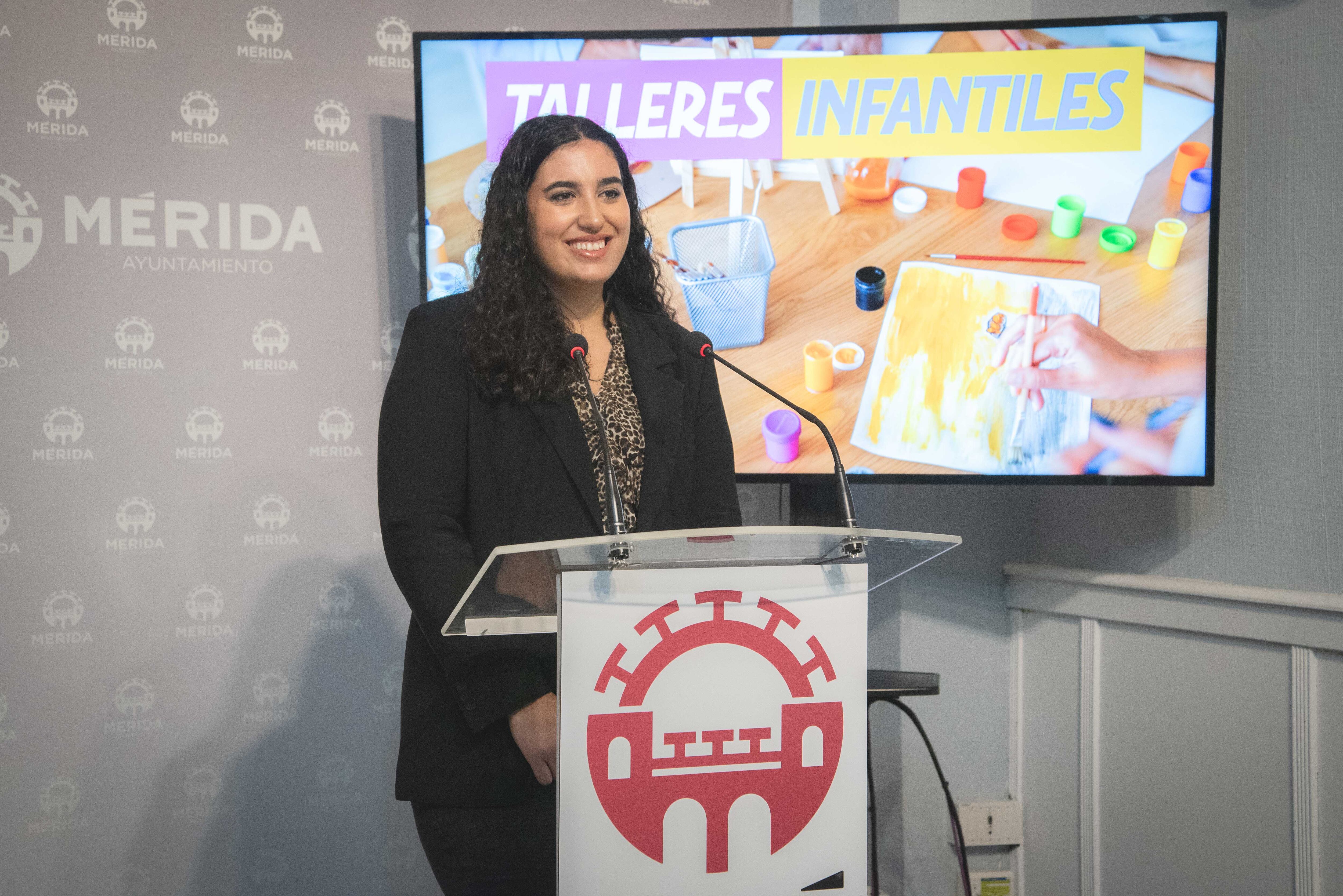 Laura Iglesias en la presentación de los talleres