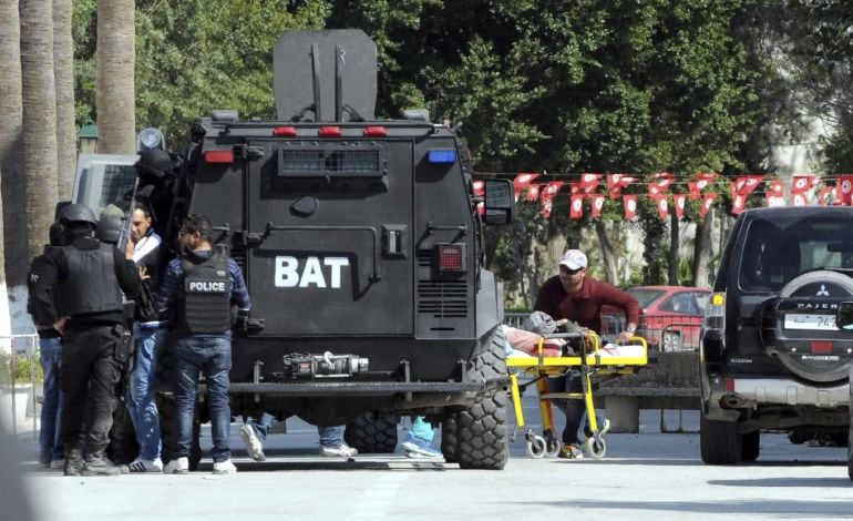 Un herido es evacuado durante el atentado de ayer en el Museo del Bardo, en Túnez