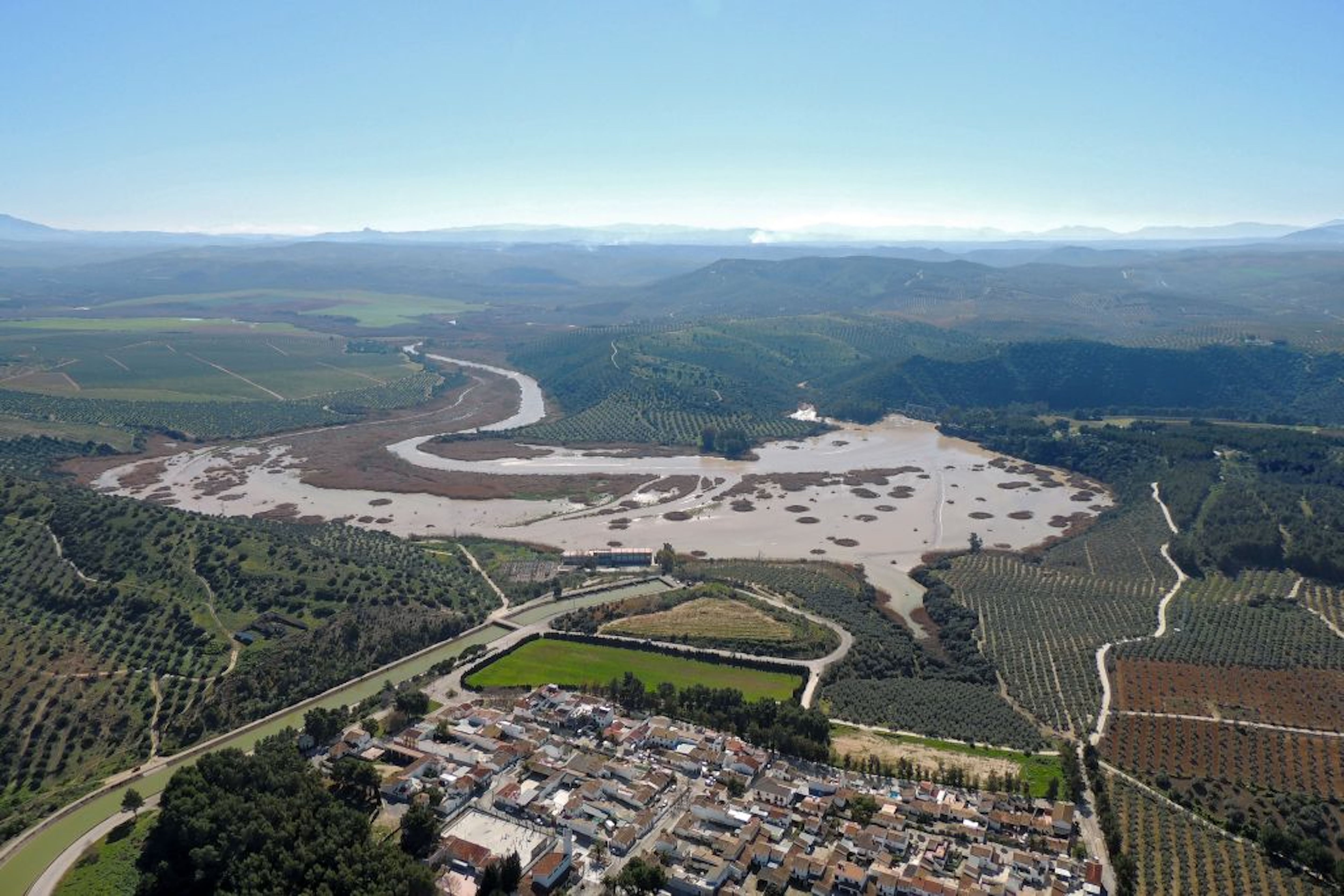 Vista aérea del Paraje Natural Embalse de Cordobilla en Puente Genil, Córdoba