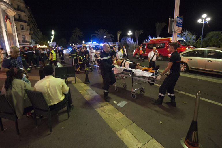 Heridos son evacuados del lugar en donde un camión chocó contra la multitud durante las celebraciones del Día de la Bastilla en Niza. 