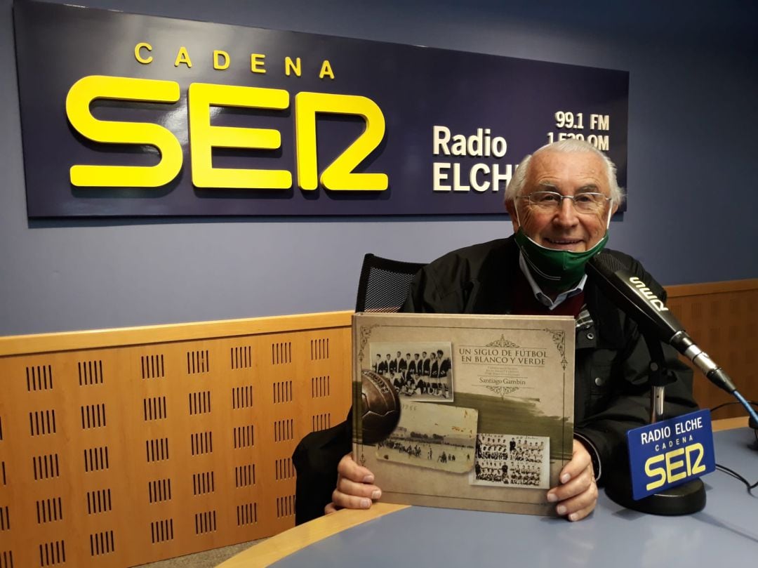 Santiago Gambín con su libro en Radio Elche Cadena SER