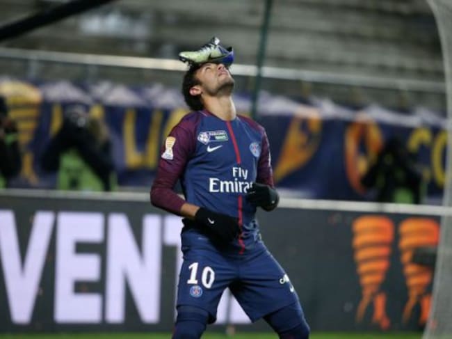 Neymar celebra un gol, el pasado miércoles, con su bota en la cabeza