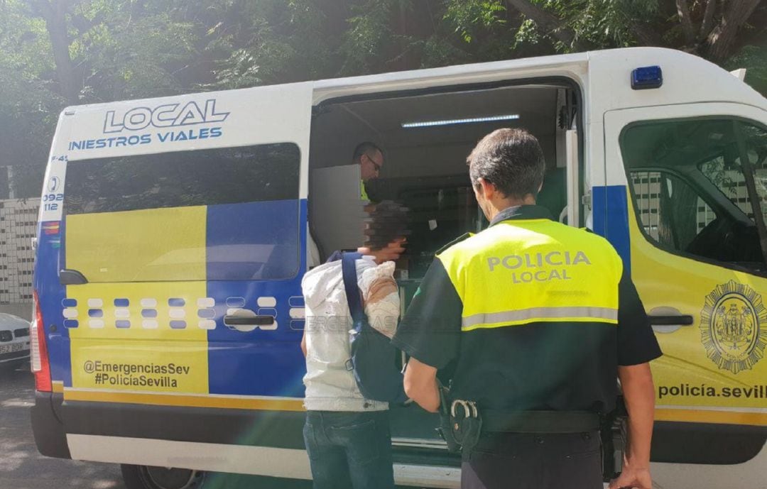 La Policía Local de Sevilla durante su intervención en la zona Sur de la ciudad