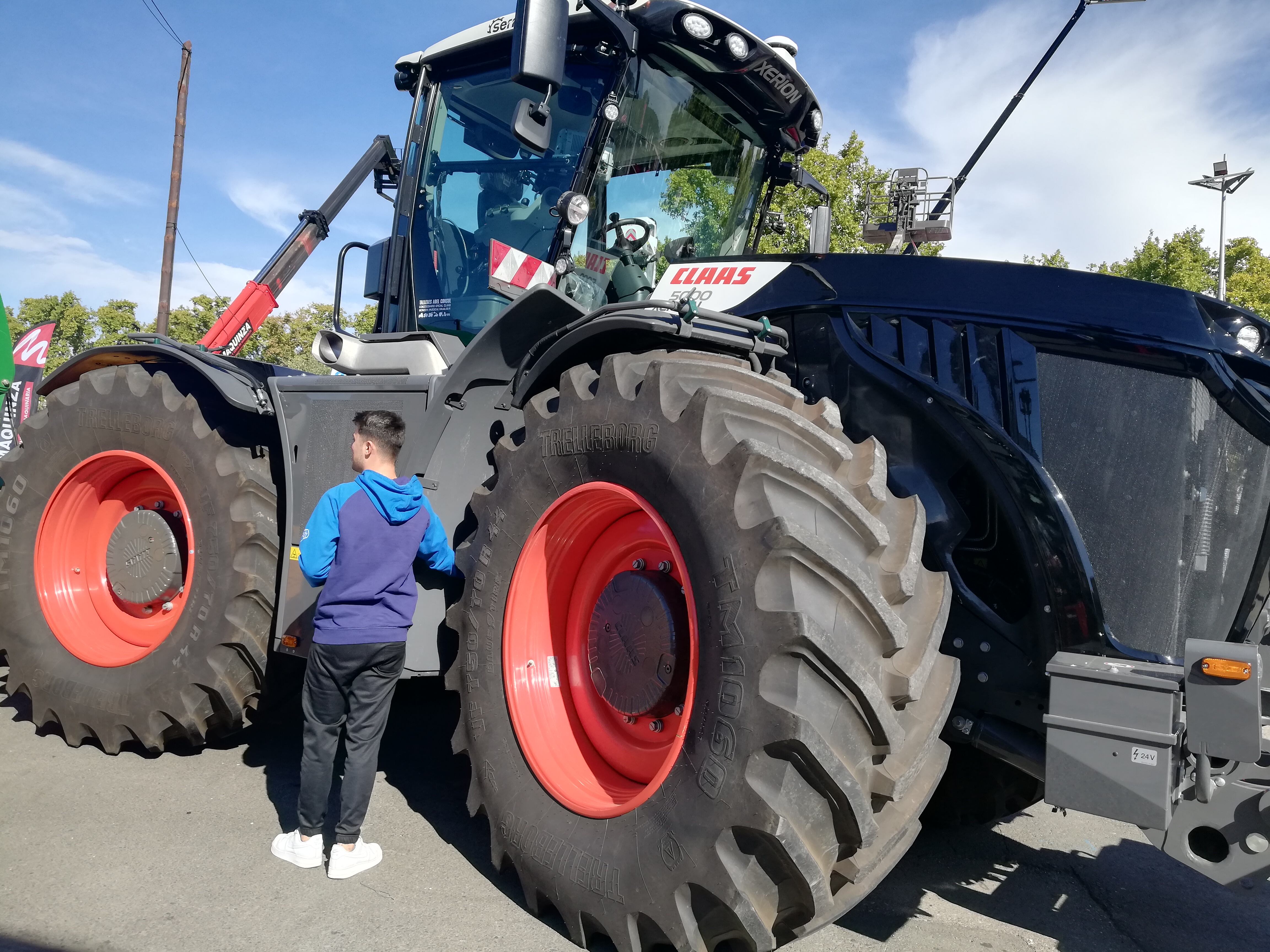 Una de les curiositats de la Fira de Sant Miquel 2022: un tractor gegant. El més gran d'Europa. Foto: Ràdio Lleida.