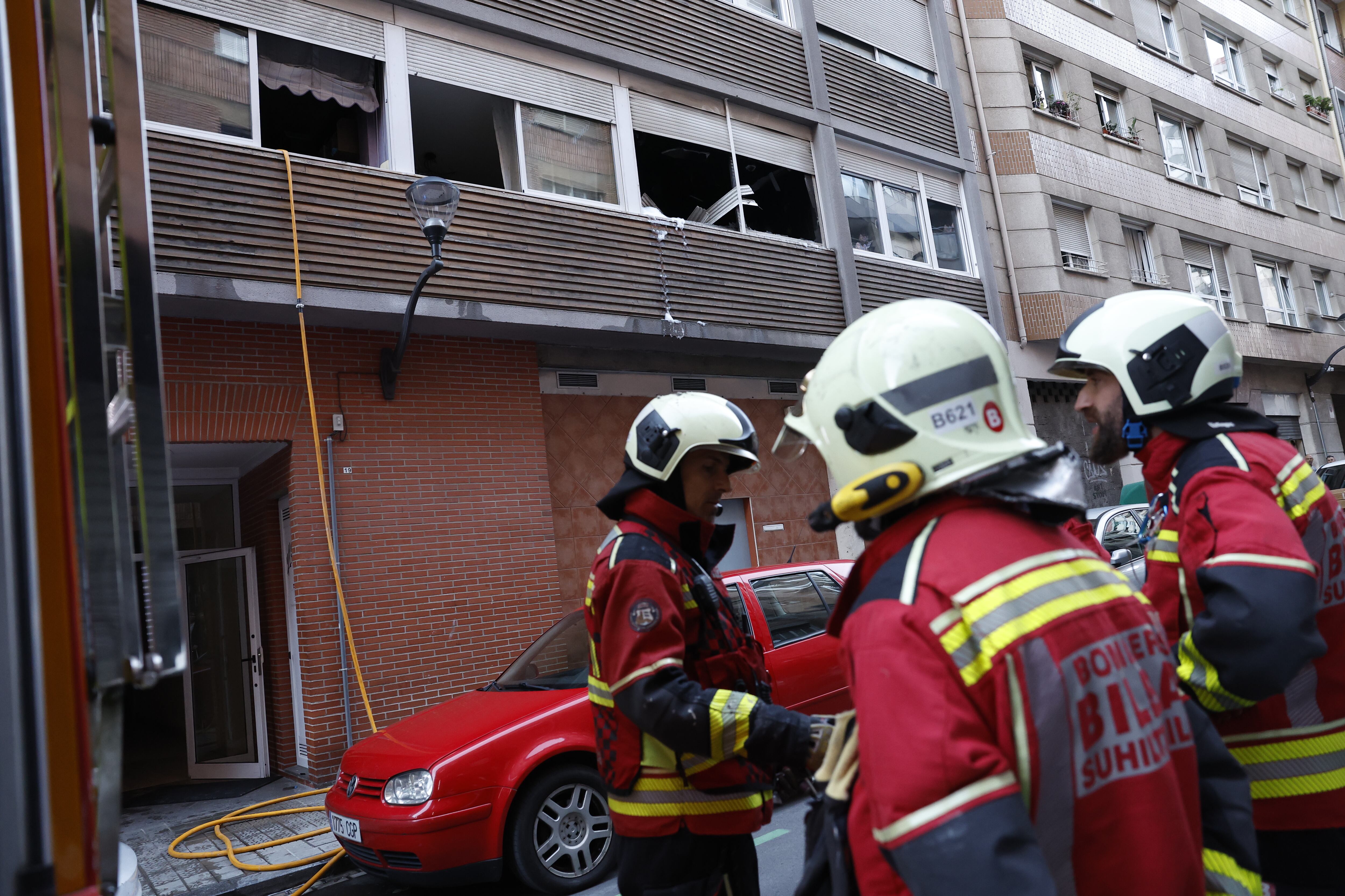 Bomberos actúan en el incendio de La Peña. EFE/ Miguel Toña