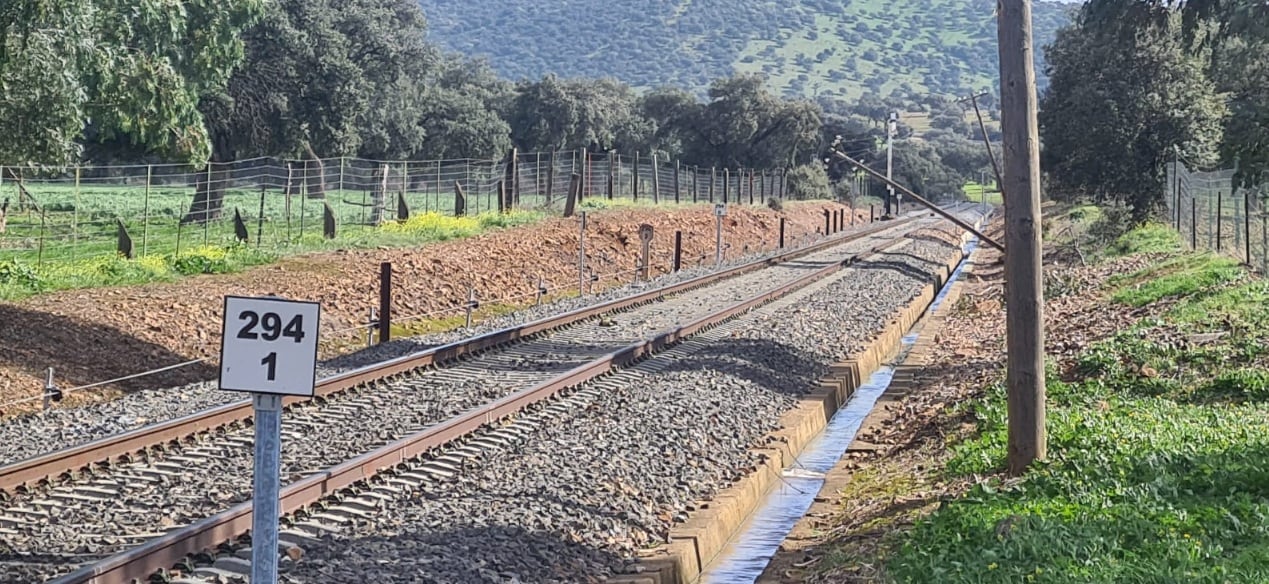 Poste eléctrico sobre la línea férrea entre Guadalmez y Almadenejos