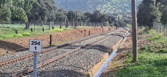 Poste eléctrico sobre la línea férrea entre Guadalmez y Almadenejos