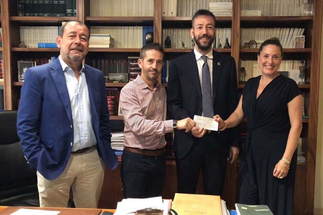 Jesús Mª Rodríguez Enríquez, Salvador García, presidente Asociación de Afectados de Paramos-Guillarei; Carlos Vázquez Padín, alcalde de Tui y Teba García, directora de ABANCA en la rúa Compostela.