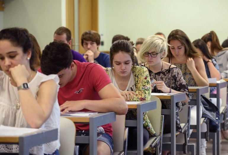 Varios estudiantes realizan uno de los exámenes de la prueba de Selectividad, esta mañana en la Escuela de Ingenieros de Bilbao. Un total de 9.887 estudiantes que han terminado este año sus estudios de Bachillerato en el País Vasco realizar la última prue