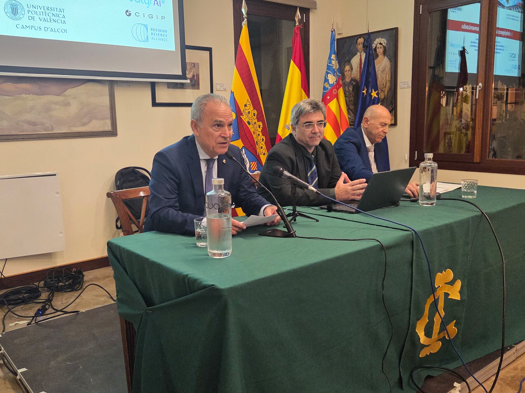 La mesa presidencial con el presidente del Círculo, Indalecio Carbonell, el ponente Ángel Juan y el coordinador y moderador Rafael Valls