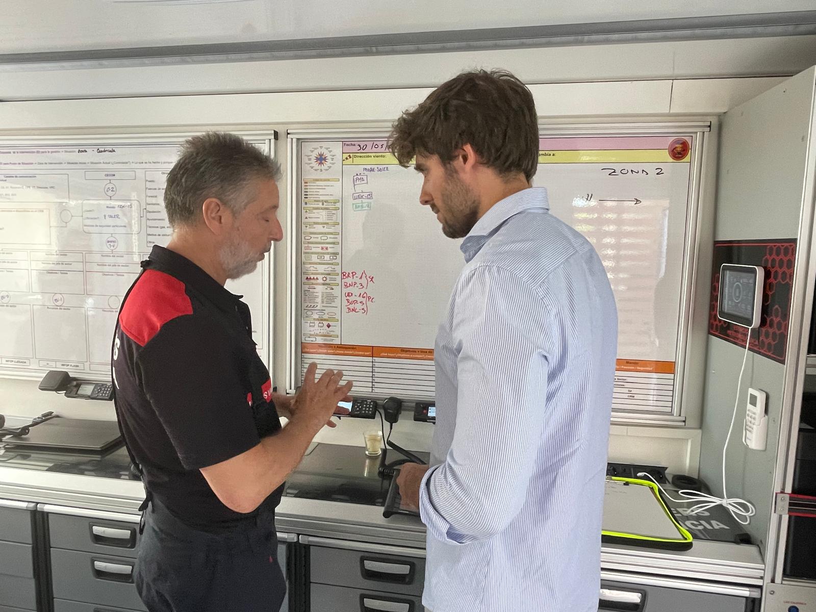 El concejal Juan Carlos Caballero visita a los bomberos de València que se preparan para la campaña estival de prevención de incendios de El Saler