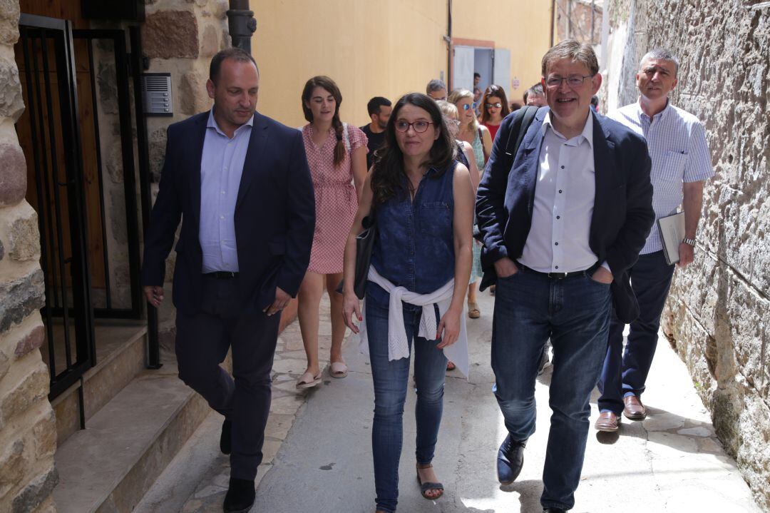 Rubén Martínez Dalmau, Mónica Oltra y Ximo Puig, por las calles de Montanejos