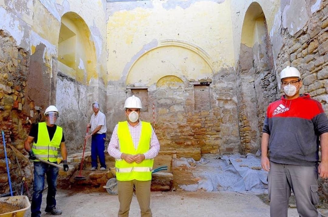 Miguel Moreno (en el centro), como alcalde de Porcuna, visitó las obras que se están desarrollando en la Iglesia