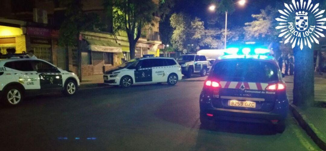 Varios coches policiales y de Guardia Civil en Pinto