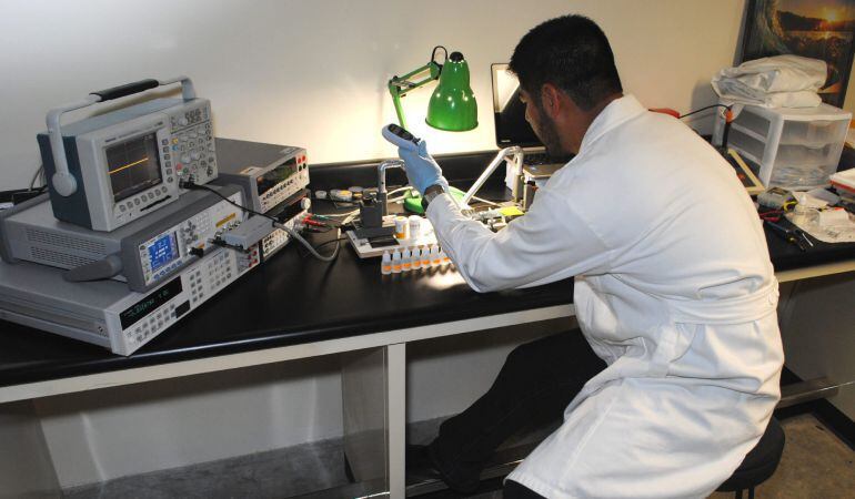 Imagen de archivo de un investigador experimentando en un laboratorio.