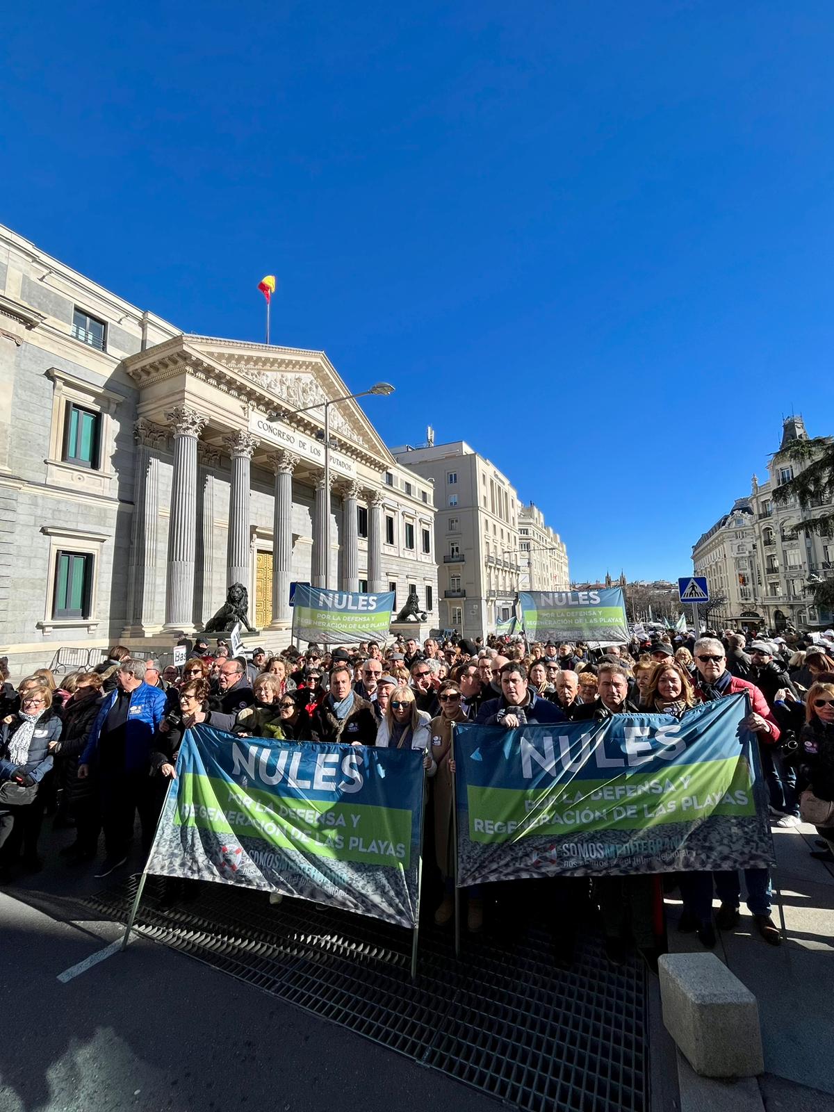 Manifestantes castellonenses frente al Congreso de los Diputados para exigir medidas urgentes contra la regresión de la costa.