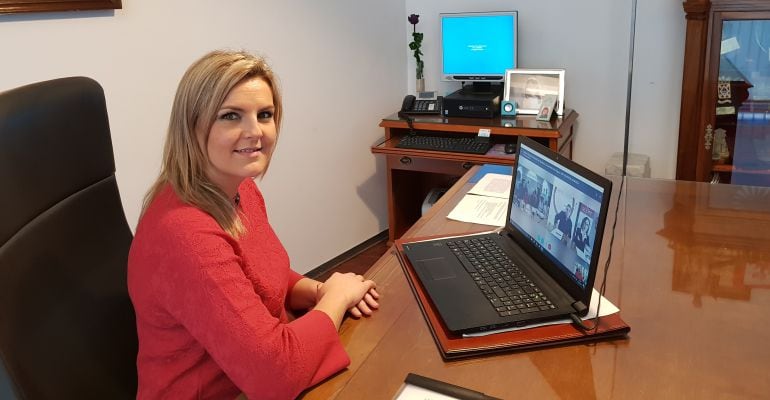 Lola Marín durante la videoconferencia durante la que se produjo la firma del acuerdo.