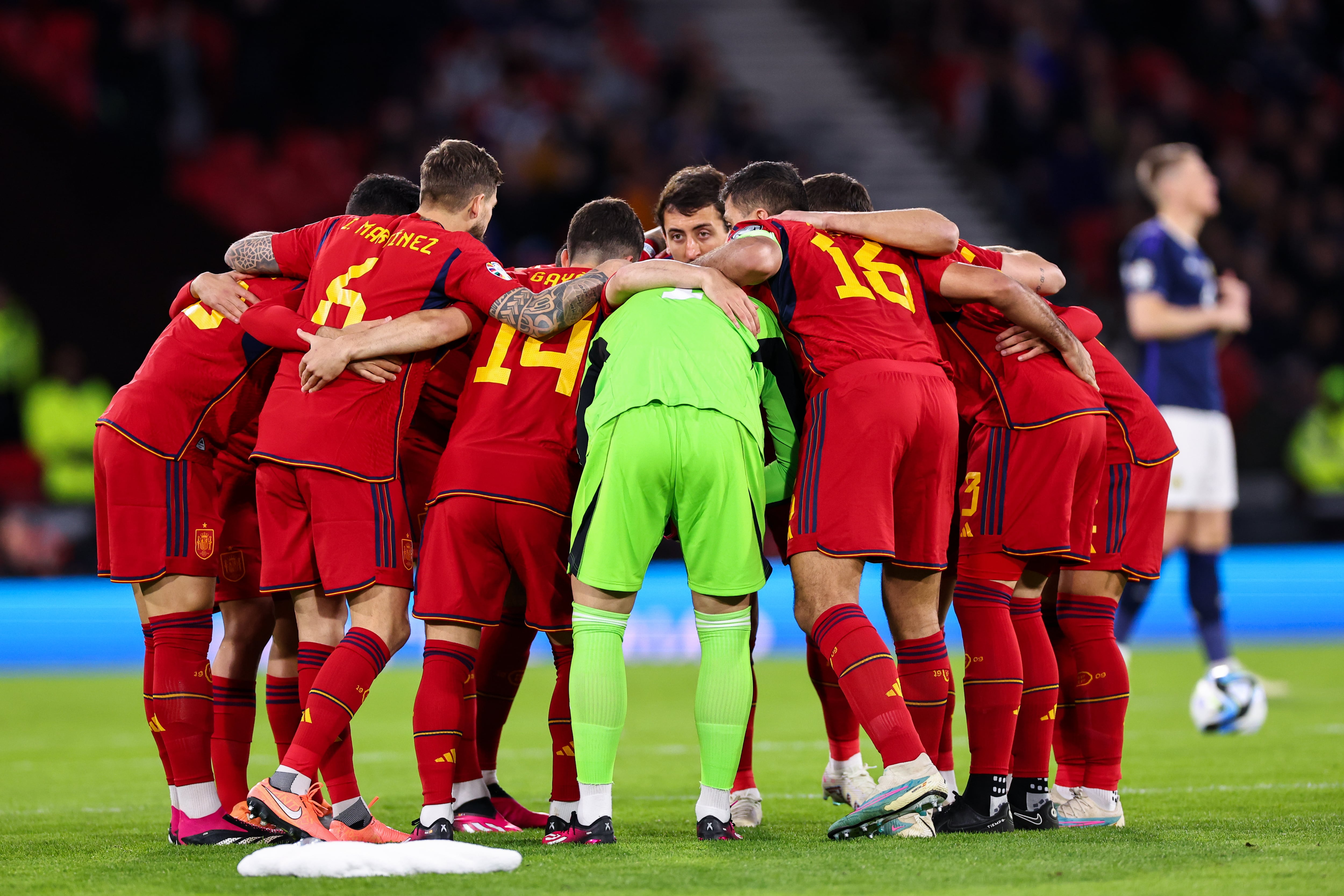 La selección española hace piña antes del partido ante Escocia, el pasado 28 de marzo.