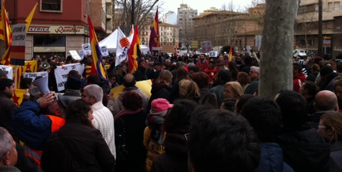 Unas 300 personas se manifiestan esta mañana a las puertas del juzgado de Palma contra Iñaki Urdangarin y la Monarquía y en favor de la República. Esperando a que llegase el yerno del rey, los allí reunidos han exigido &quot;justicia para todos.