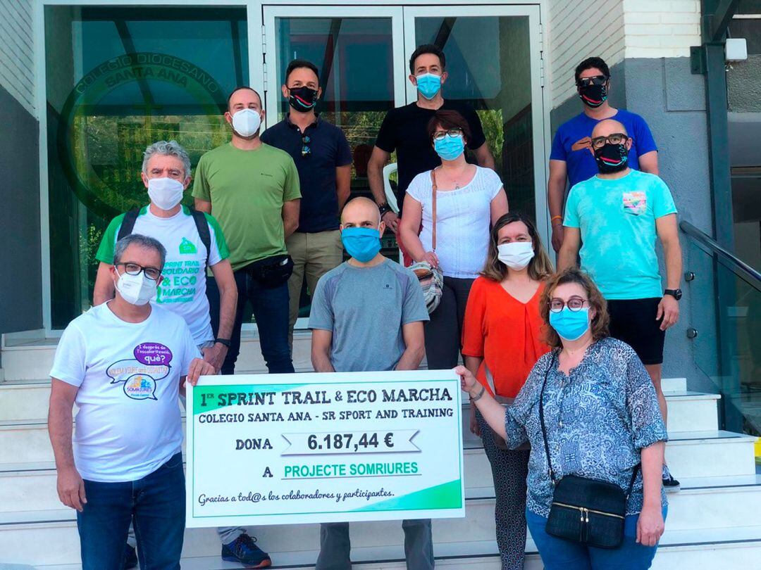 Un instante de la donación del cheque de más de 6.000 euros recaudados en la celebración del 1º Sprint Trail & Eco Marcha