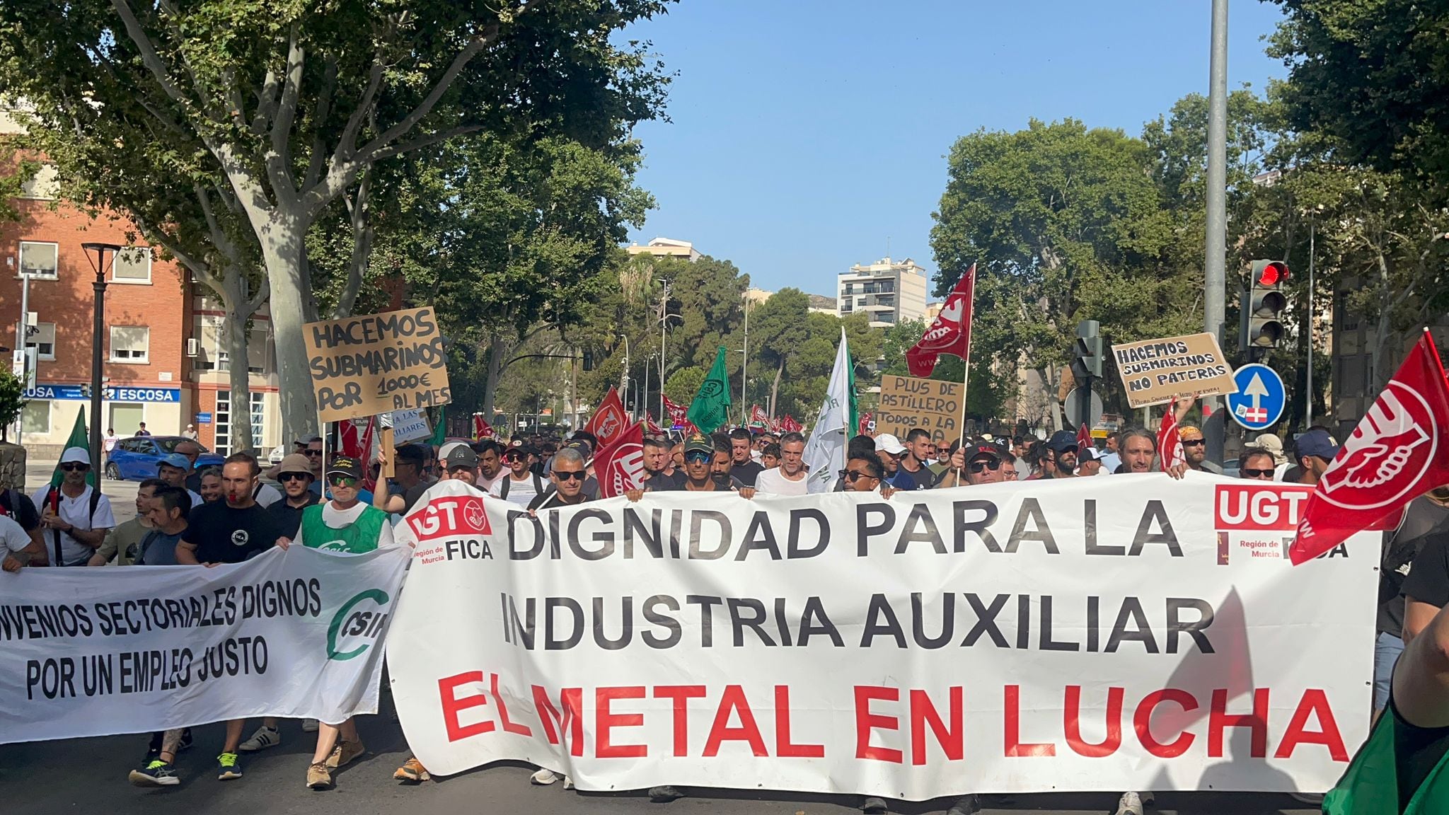 Los trabajadores de las auxiliares de Navantia mantienen la huelga y protestan ante la Asamblea Regional