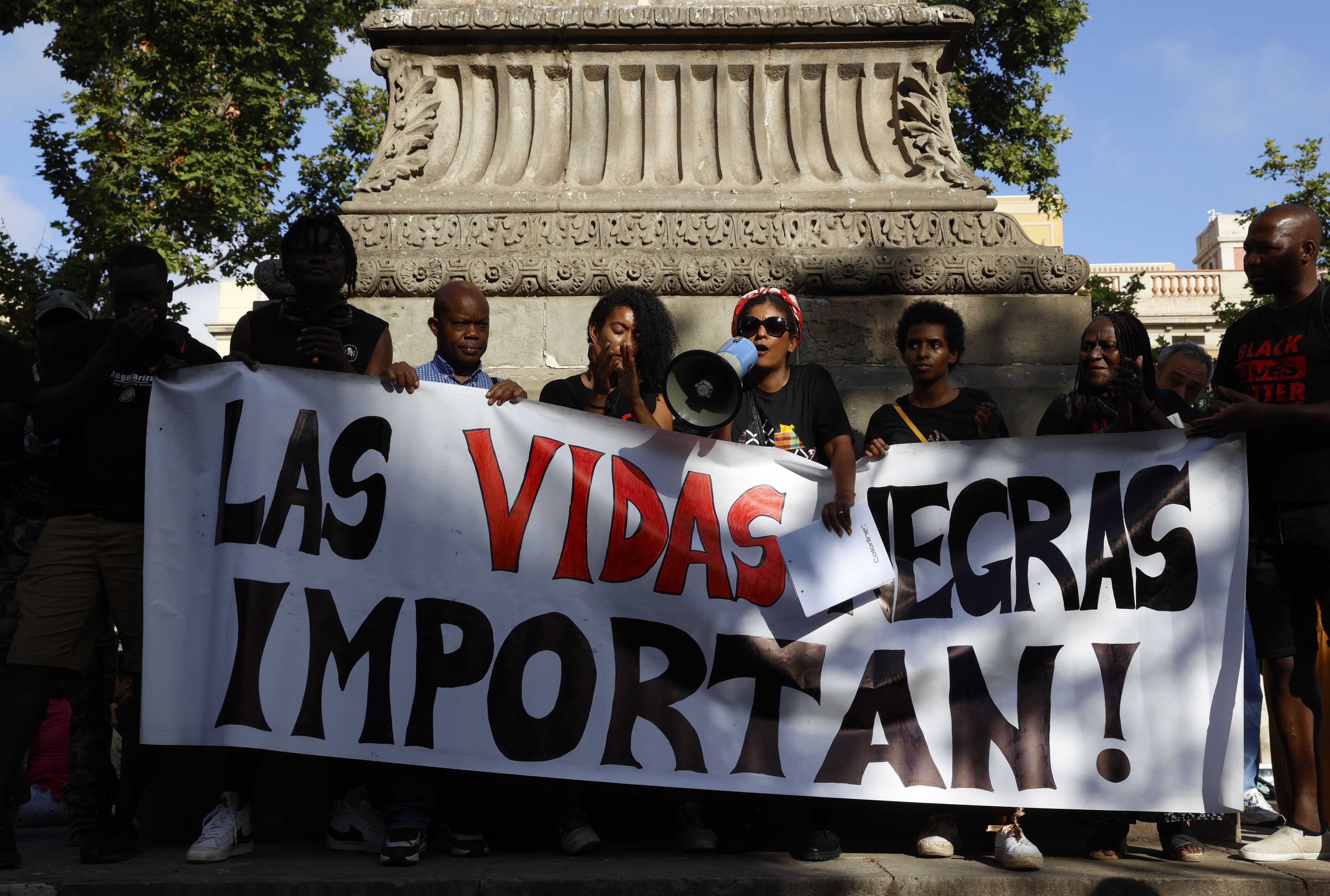 Cientos de personas se manifiestan este domingo en Barcelona por la actuación policial en Melilla.