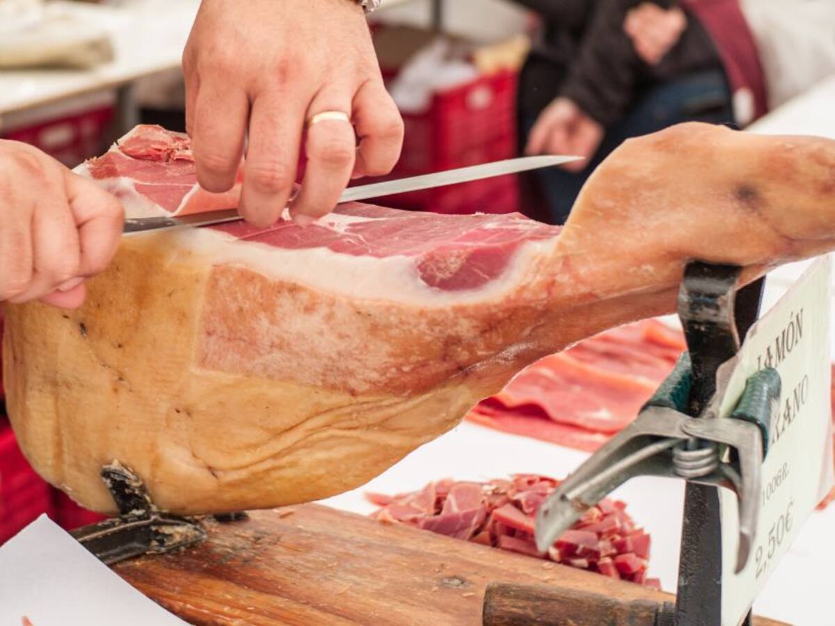 Pillan a una mujer que se había comido 120 kilos de jamón en la tienda donde trabajaba