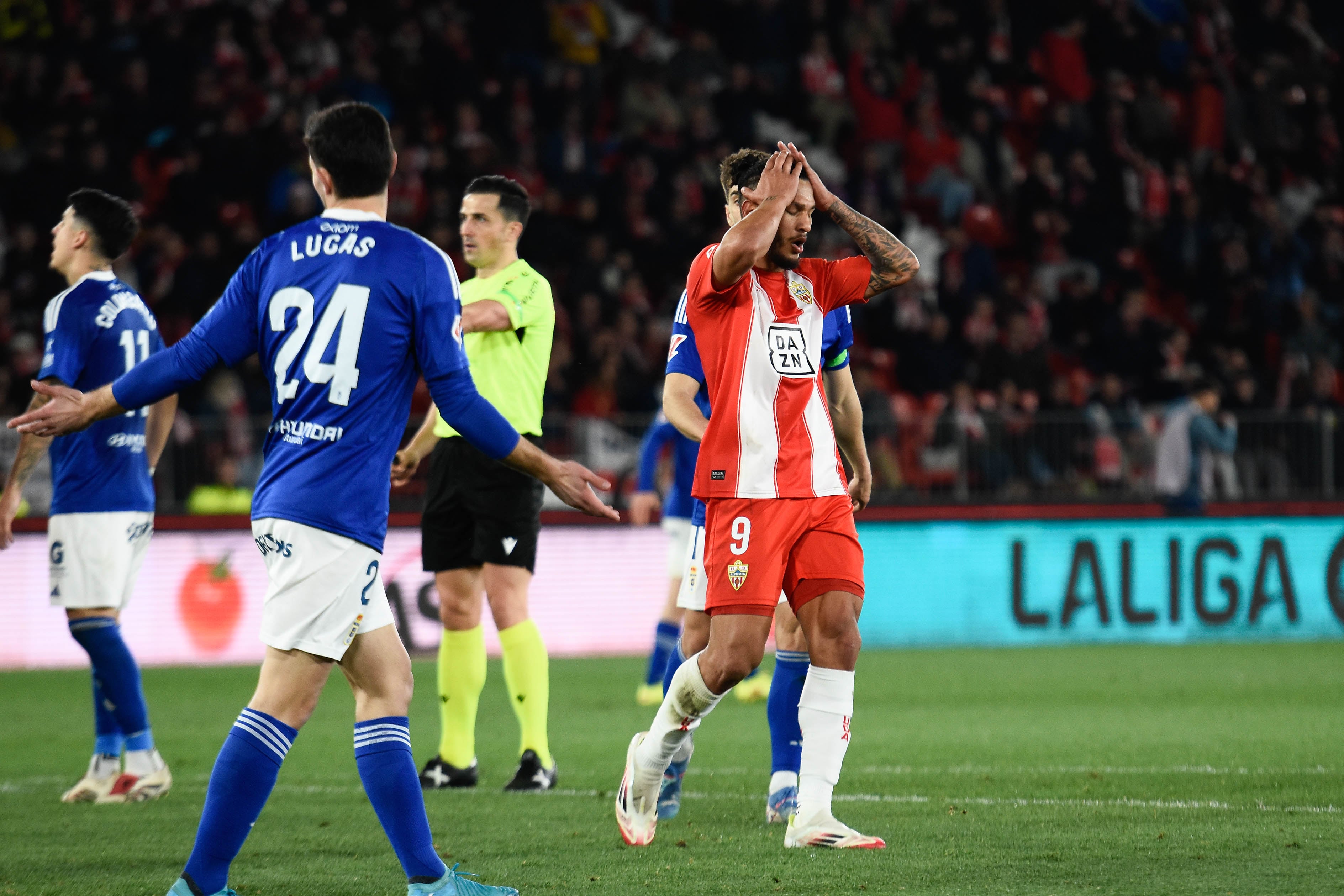 Luis Suárez se echa las manos a la cabeza a la espera del mercado.