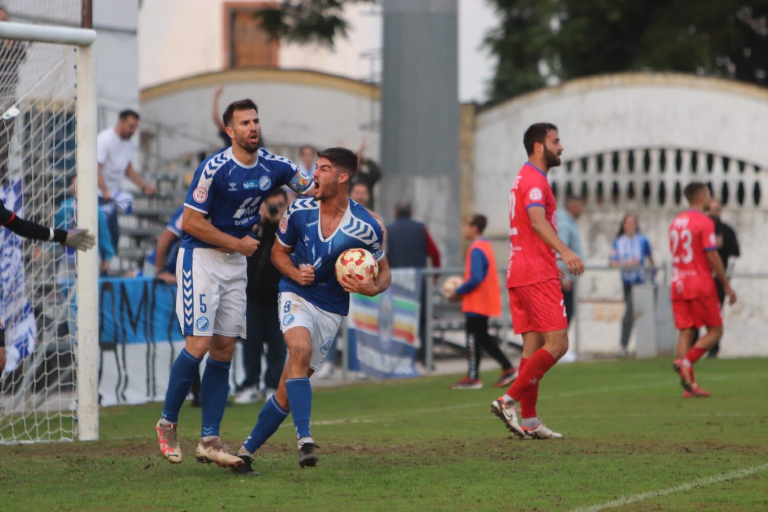 Abraham junto a Oca tras el gol del Xerez DFC ante La Minera