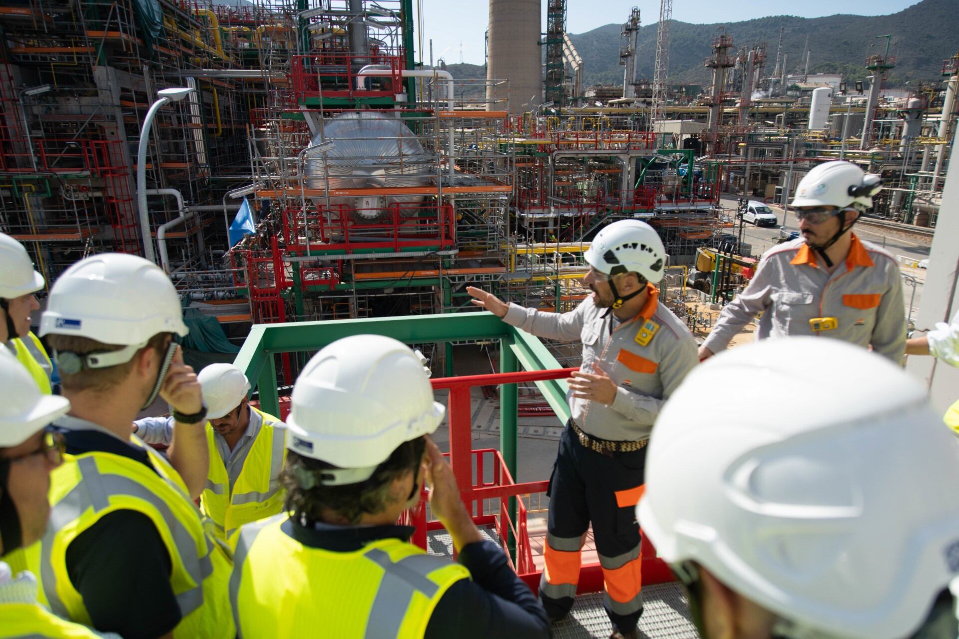 Trabajadores de Repsol explicando las funciones de la nueva planta