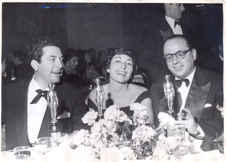 Durante la cena de gala de los Premios Ondas 1957, Juana Ginzo posa con Ángel de Echenique y Enrique Franco.