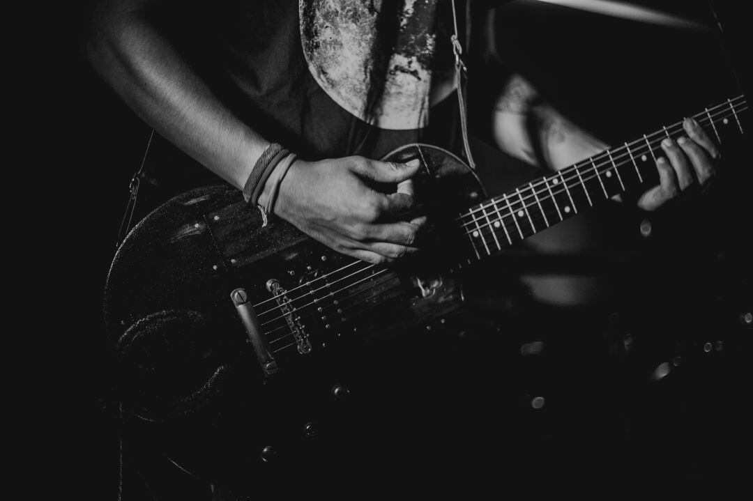 Músico tocando guitarra 